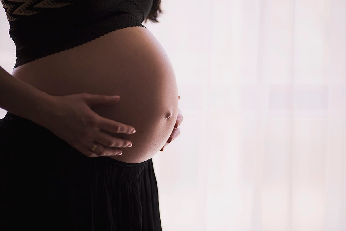 Mujer embarazada con las manos sobre la barriga