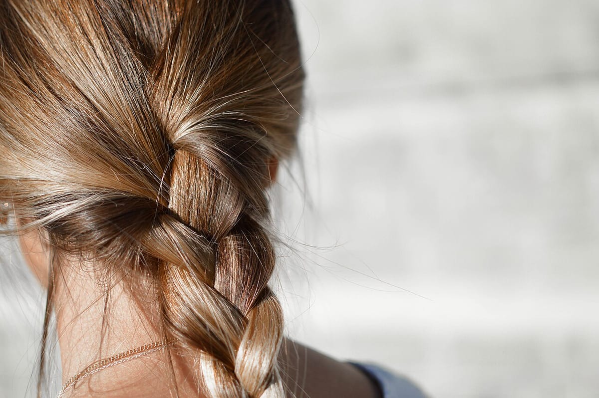 Trenza de pelo castaño vista de cerca por detrás